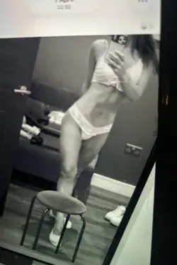 Beautiful babe 's main photo 1